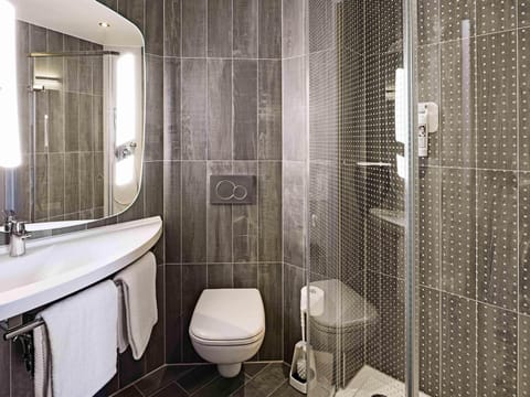 Twin Room, 2 Twin Beds | Bathroom | Shower, eco-friendly toiletries, hair dryer, towels