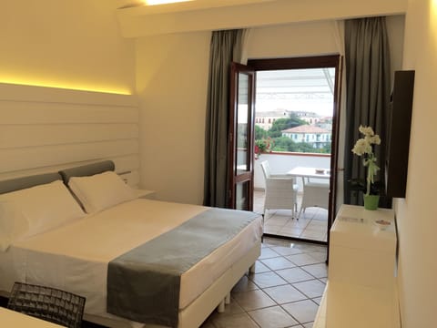 Panoramic Double or Twin Room, Sea View | Premium bedding, minibar, in-room safe, desk