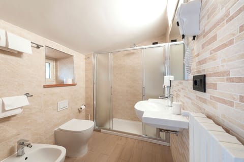 Panoramic Room | Bathroom | Shower, hair dryer, towels, soap