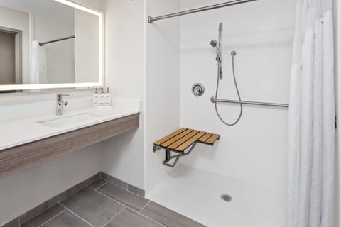 Combined shower/tub, hair dryer, towels