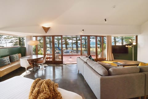 Beachfront Penthouse | Minibar, in-room safe, laptop workspace, iron/ironing board