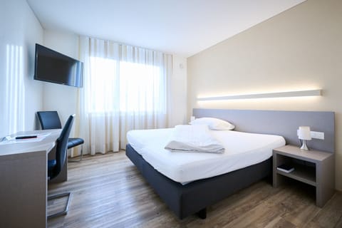 Superior Double Room | Hypo-allergenic bedding, desk, soundproofing, free WiFi