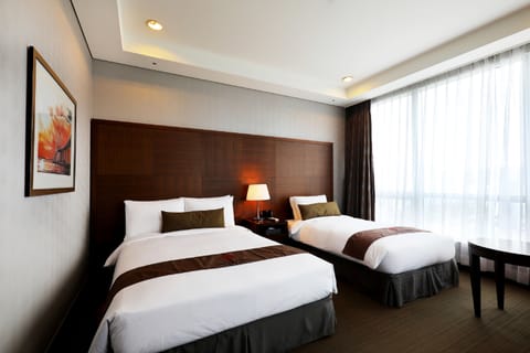 Deluxe Twin Room | Premium bedding, in-room safe, desk, blackout drapes