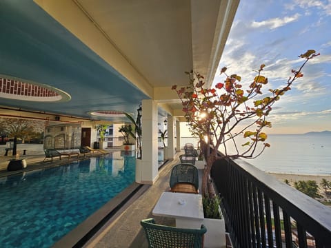 Outdoor pool, sun loungers