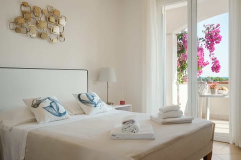 Superior Suite, 1 Bedroom, Balcony | Frette Italian sheets, premium bedding, pillowtop beds