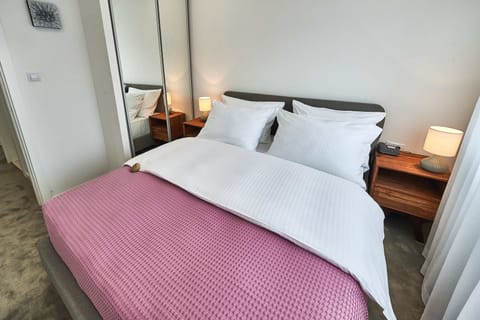 Deluxe Double Room | Minibar, in-room safe, soundproofing, iron/ironing board