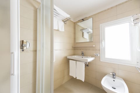 Panoramic Room | Bathroom | Shower, free toiletries, hair dryer, towels