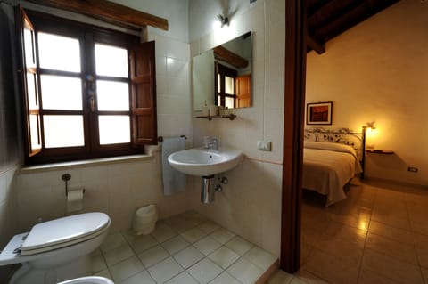 Shower, free toiletries, hair dryer, bidet