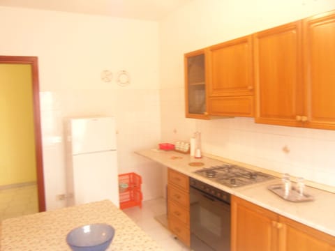 Shower, rainfall showerhead, free toiletries, hair dryer