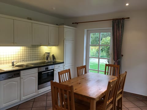 Full-size fridge, microwave, oven, stovetop