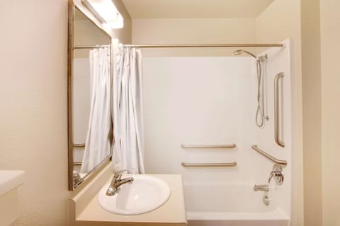 Suite, 1 Queen Bed, Accessible, Non Smoking | Bathroom | Combined shower/tub, towels