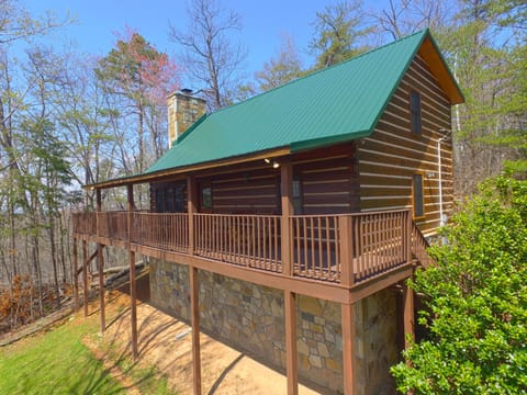 Beautiful Smoky Mountain Cabin - Private, view log cabin 3 miles from Downtown Gatlinburg. Fantastic spot for Smoky Mountain vacation!