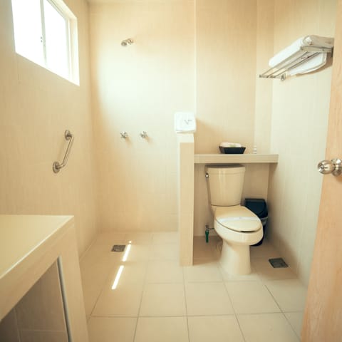 Single Room | Bathroom | Bathtub, free toiletries, hair dryer, towels