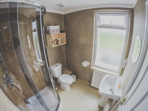 Deluxe Double Room, 1 Double Bed | Bathroom | Shower, rainfall showerhead, free toiletries, hair dryer