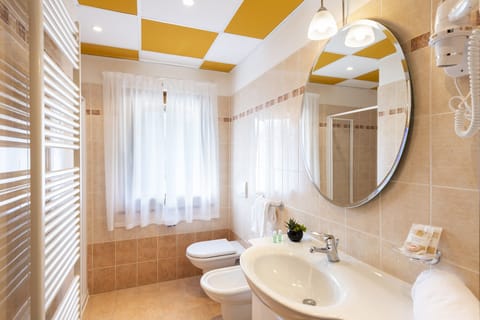 Junior Suite, Kitchenette | Bathroom | Shower, rainfall showerhead, hair dryer