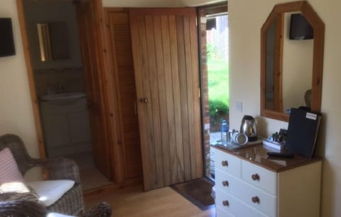 Room, Patio (Annexe, Ensuite) | Individually decorated, individually furnished, desk, iron/ironing board