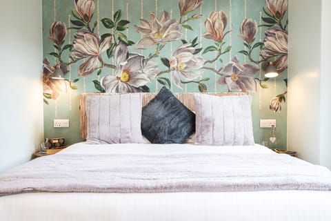 Deluxe Suite, Ensuite (Junior Suite) | Individually decorated, individually furnished, iron/ironing board