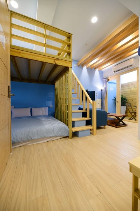 1 bedroom, premium bedding, desk, soundproofing