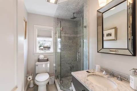 Room 10 | Bathroom | Shower, free toiletries, hair dryer, towels