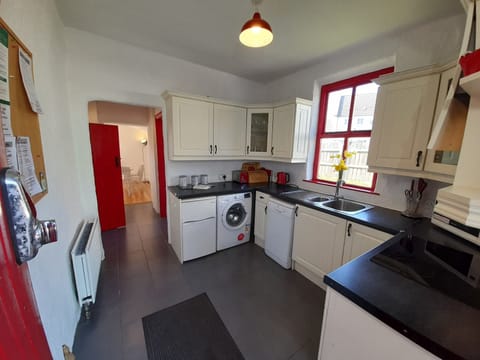 Traditional Cottage, 4 Bedrooms | Private kitchen | Coffee/tea maker, electric kettle, highchair