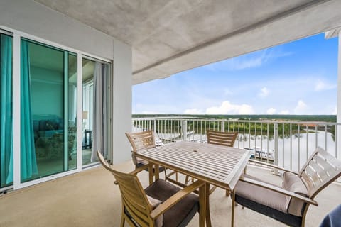 Wharf 812 Balcony Outdoor Dining for 4