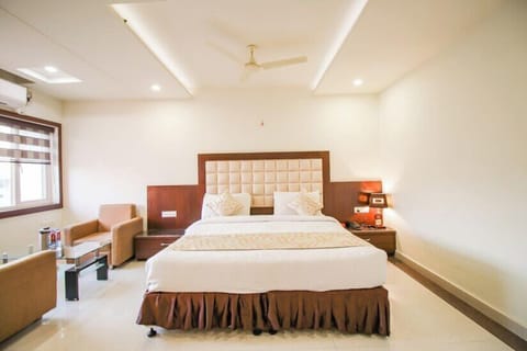 Premium bedding, desk, iron/ironing board, WiFi (free)