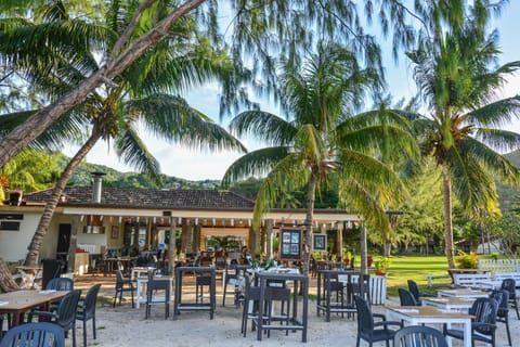 2 restaurants; lunch and dinner served