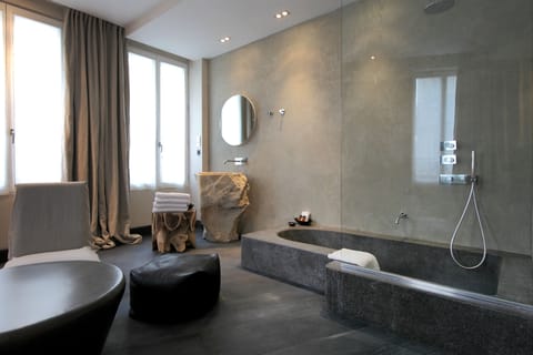 Junior Suite (Exception) | Bathroom | Free toiletries, hair dryer, slippers, towels