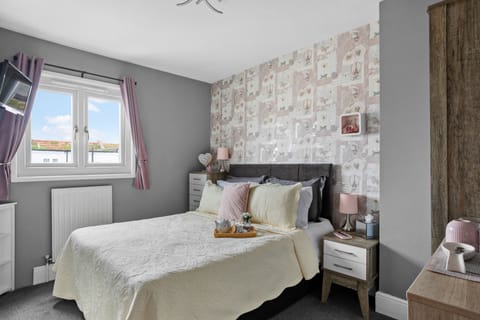 Room 9 - Double Room | Individually decorated, individually furnished, blackout drapes