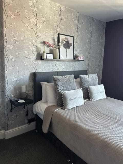 Room 7 - Superior Double Room | Individually decorated, individually furnished, blackout drapes