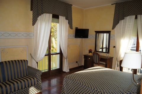 Suite, Lake View | In-room safe, desk, free WiFi, bed sheets