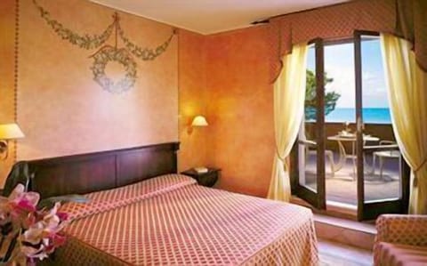 In-room safe, desk, free WiFi, bed sheets