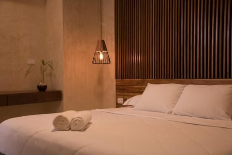 King Superior Sencilla | Hypo-allergenic bedding, down comforters, memory foam beds, minibar