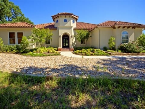 Main House 3 bedrooms, 2 bath, full kitchen and living area 