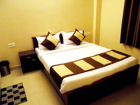 Deluxe Double Room, 1 Double Bed | In-room safe, rollaway beds, free WiFi