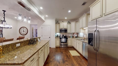 Large Kitchen for tasty home cook meals!