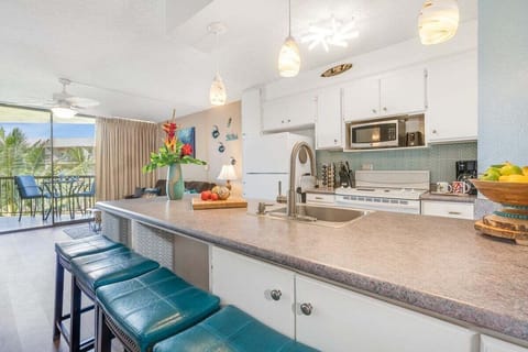 Maui Sunset B402 kitchen2
