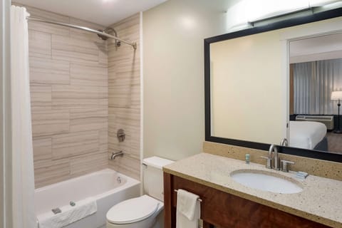 Combined shower/tub, rainfall showerhead, free toiletries, hair dryer