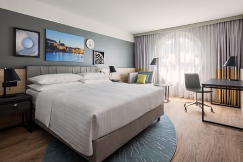 Club Room, 1 King Bed | Premium bedding, minibar, in-room safe, desk