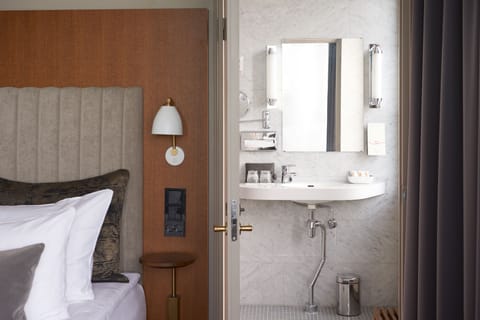 Business Suite | Premium bedding, minibar, in-room safe, desk