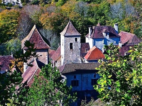 La Tour des Templiers, Watchtower still
guarding the valley.