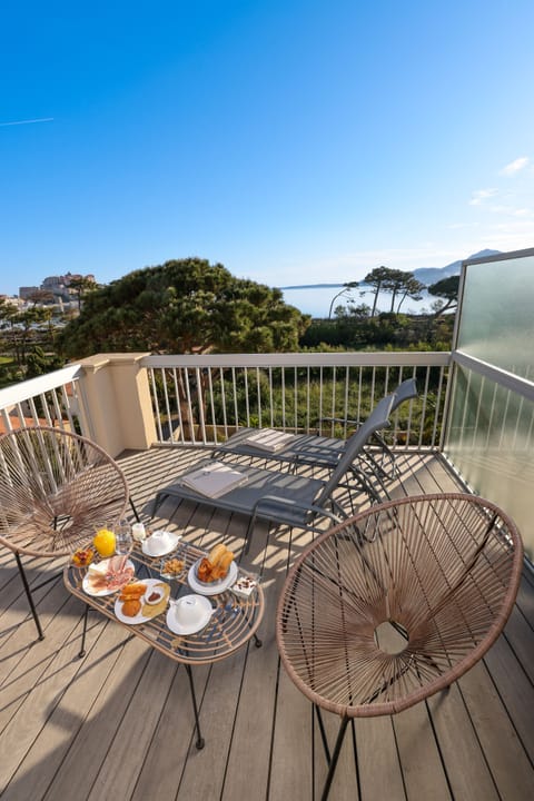 Superior Double Room, Sea View | Minibar, in-room safe, individually decorated, individually furnished