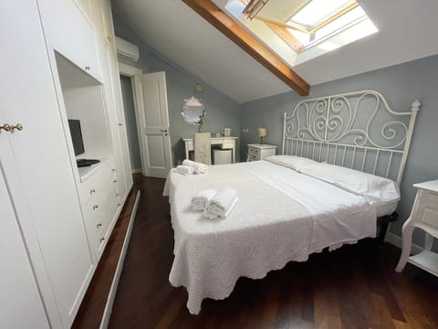 Standard Double Room, Ensuite | In-room safe, desk, blackout drapes, free WiFi