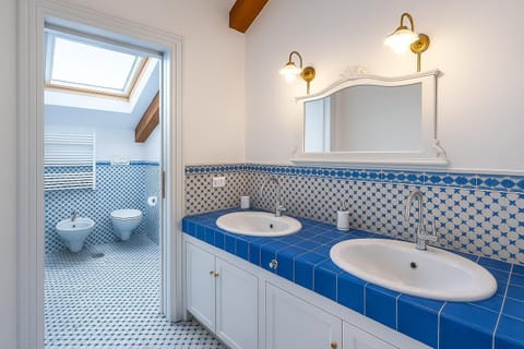 Standard Double Room, Ensuite | Bathroom | Shower, free toiletries, hair dryer, bidet