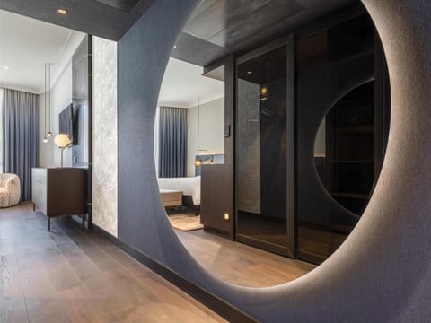 Deluxe Room | Egyptian cotton sheets, premium bedding, minibar, in-room safe