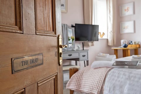 Double Room, Private Bathroom (The Dray) | 1 bedroom, iron/ironing board, free WiFi
