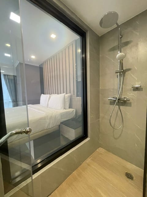 Premier Double Room | Bathroom | Free toiletries, hair dryer, bathrobes, slippers