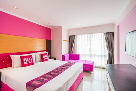 Deluxe Room | Minibar, in-room safe, desk, soundproofing