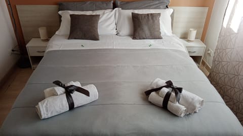 Standard Double Room, Shared Bathroom, City View (Politeama) | Premium bedding, down comforters, minibar, individually furnished