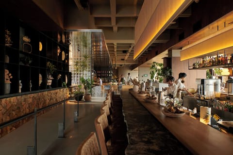 2 restaurants; breakfast, lunch, and dinner served
